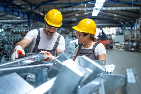 Fabrikarbeiter arbeiten an einer Produktionslinie in einer Fertigungsanlage.